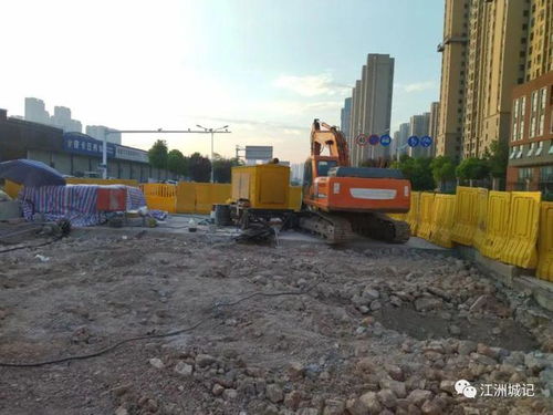 白沙四路夾套河路口清晨冒風(fēng)施工，勘察維修工程穩(wěn)步推進(jìn)